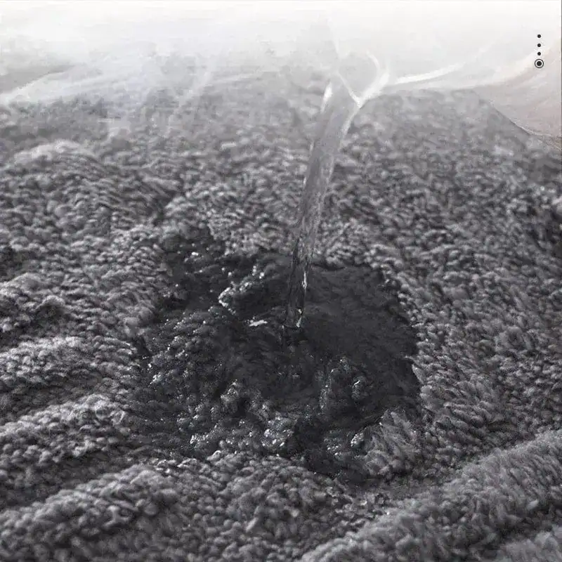 Dicker Badteppich mit Wasserabsorptionsfunktion, schnelles Aufsaugen und Trocknung.