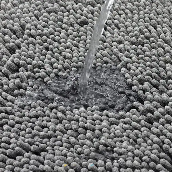 Dunkelgrüne Badematte mit Wasserstrahl, hochwertig, schnell trocknend und rutschfest.