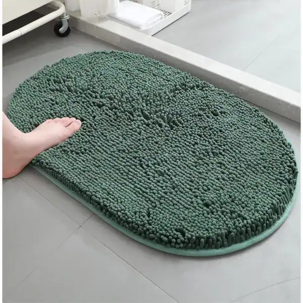 Dunkelgrüne Komfort Badematte mit flauschigem Chenille-Design, ideal für Fußboden und Dusche.