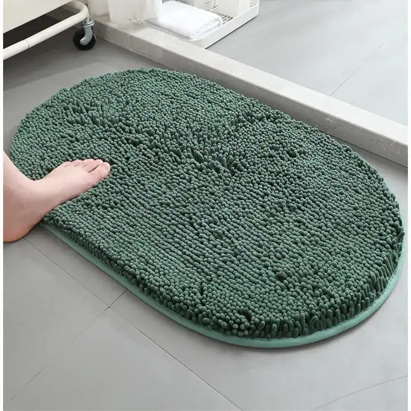 Dunkelgrüne Komfort Badematte mit flauschigem Chenille-Design, ideal für Fußboden und Dusche.