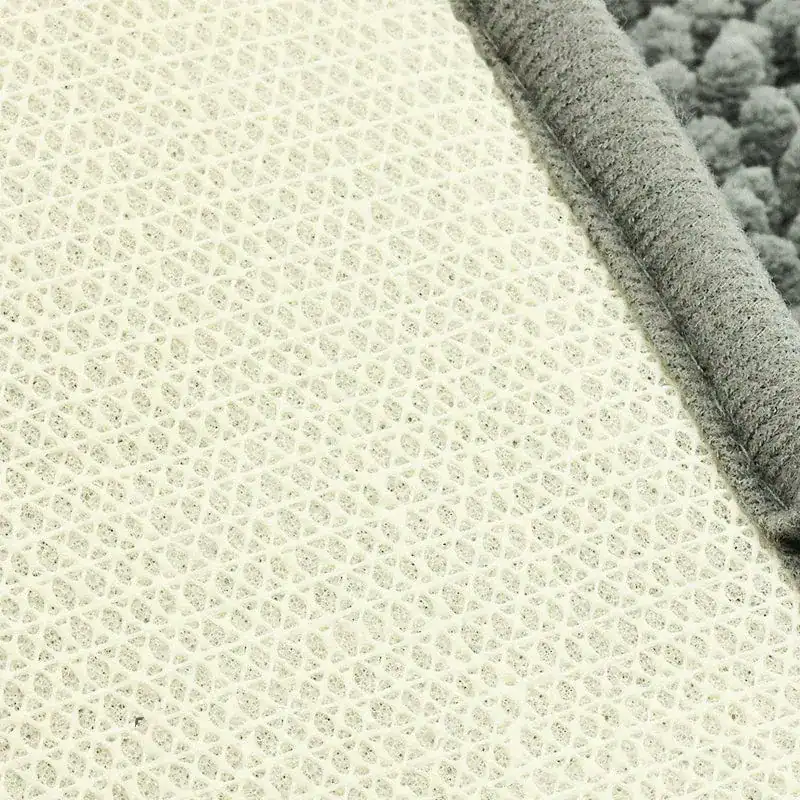 Dunkelgrüne Badematte mit strukturiertem Oberflächenmuster und weicher Fleece-Borte.