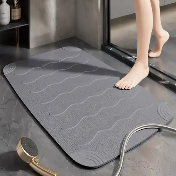 Duschmatte für Begehbare Dusche, rutschfest, grau, mit Wellenmuster und Anti-Slip-Oberfläche.