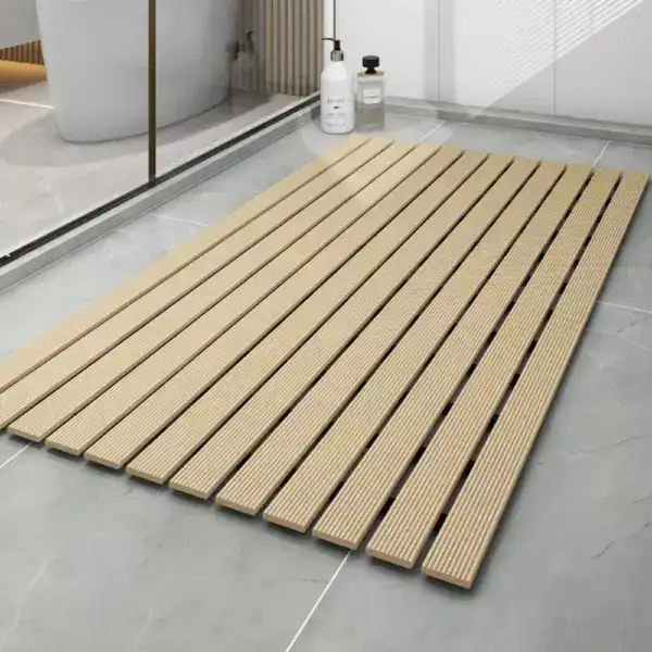 Duschmatte Holzoptik mit geriffeltem Design für optimale Nassabtropfung im Badezimmer.