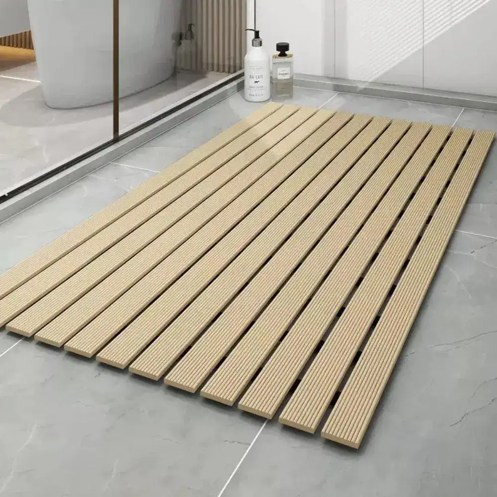 Duschmatte Holzoptik mit geriffeltem Design für optimale Nassabtropfung im Badezimmer.
