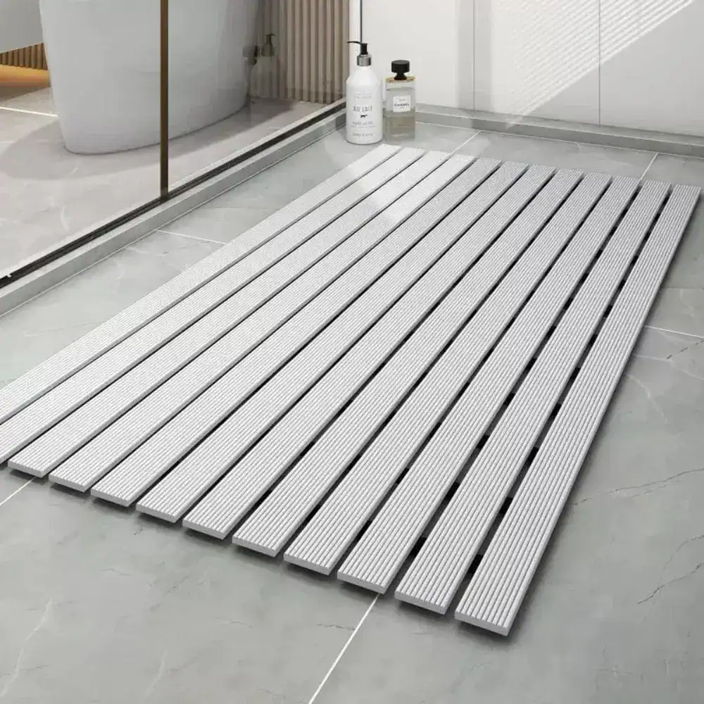 Duschmatte Holzoptik mit geriffeltem Design für sicheren Stand im Bad.