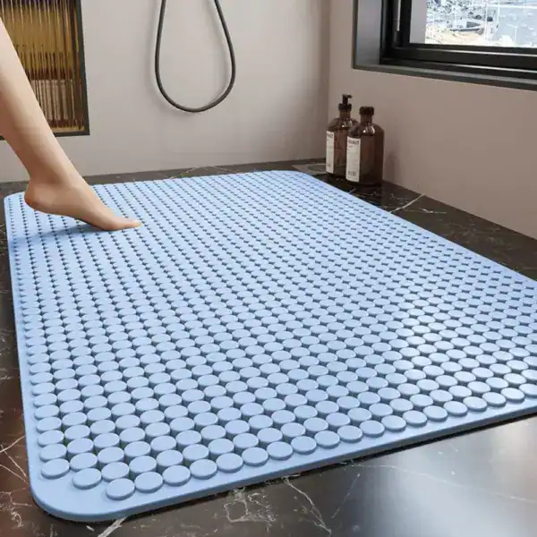 Blau Duschmatte mit Saugnäpfen für sicheren Stand im Bad.