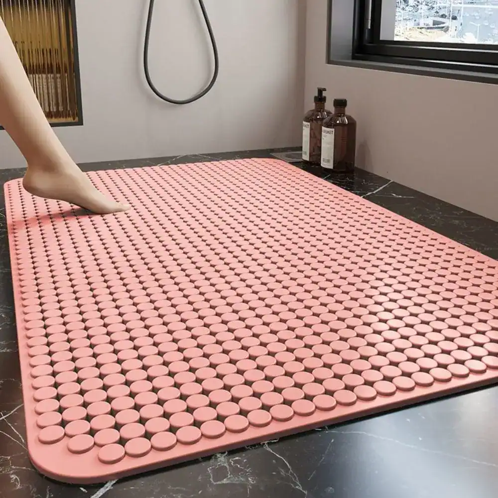 Pink Duschmatte mit Saugnäpfen für sicheren Stand im Bad.