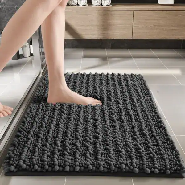 Grauer Duschvorleger mit flauschigem Texturdesign für Komfort und Stil im Badezimmer.