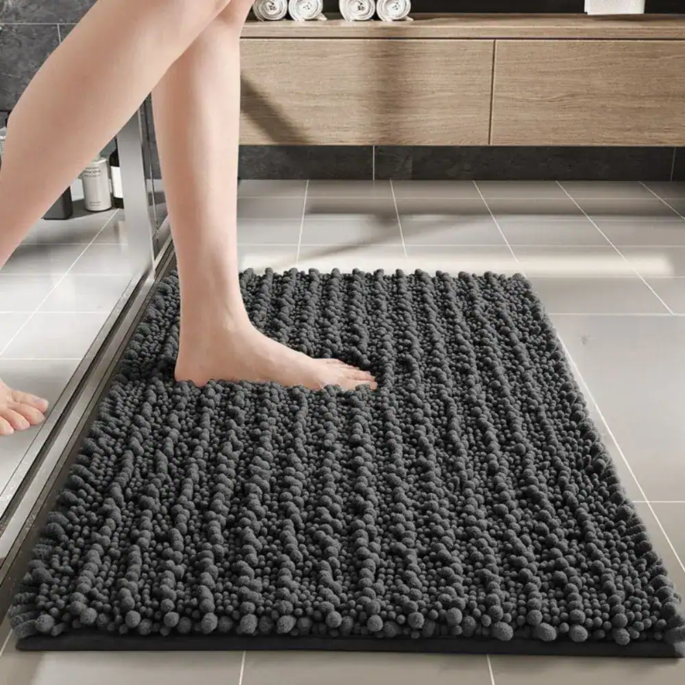 Grauer Duschvorleger mit flauschigem Texturdesign für Komfort und Stil im Badezimmer.