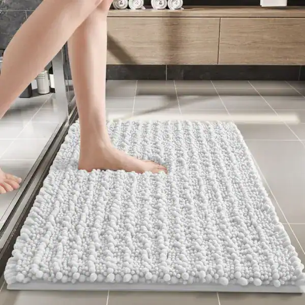 Grauer Duschvorleger mit flauschigem Texturdesign für Komfort und Stil im Badezimmer.