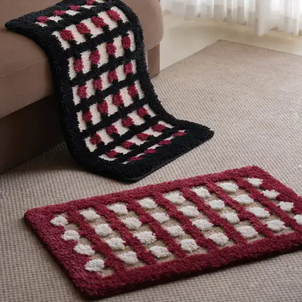 Geometrische Badematte mit Muster, schwarz-rot und rot-weiß, weich und strapazierfähig.