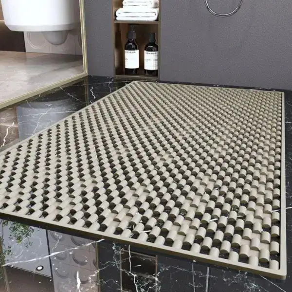 Große rutschfeste Duschmatte mit perforierter Oberfläche für Bad und Dusche.