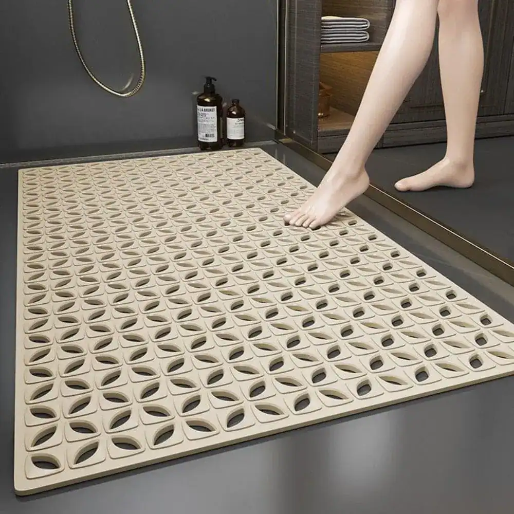 Große rutschfeste Duschmatte mit perforiertem Design für sicheren Stand im Bad.