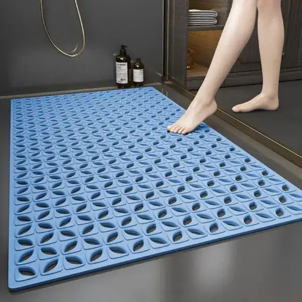 Große rutschfeste Duschmatte blau mit perforierter Oberfläche für sicheren Stand im Bad.