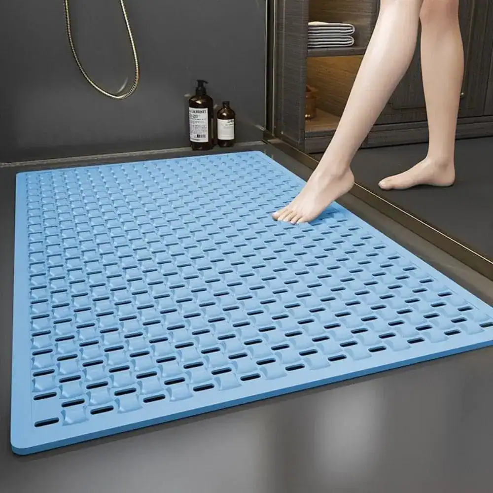 Große rutschfeste Duschmatte in Blau mit Gitterstruktur für sicheren Stand im Bad.