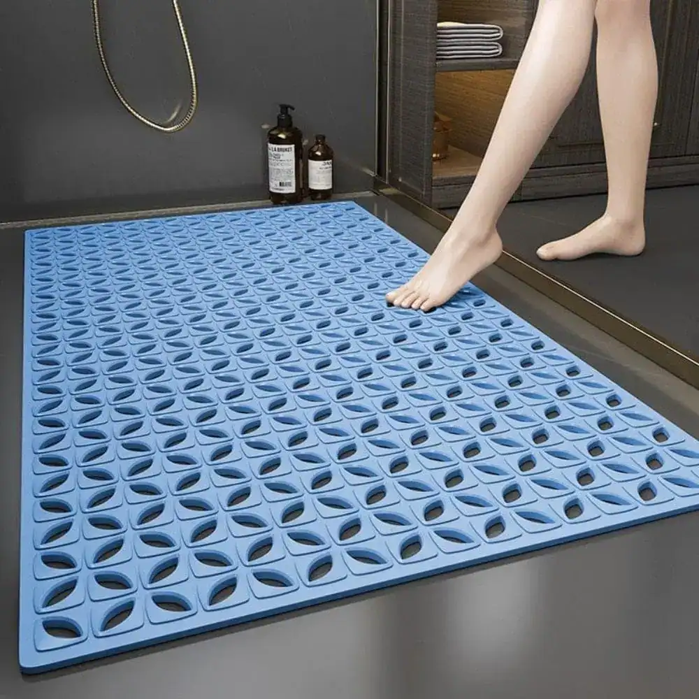 Große rutschfeste Duschmatte blau mit perforierter Oberfläche für sicheren Stand im Bad.