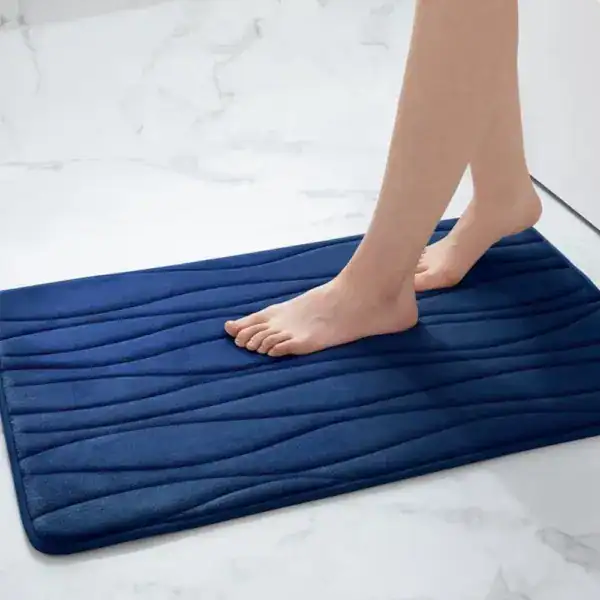 Grosser Badteppich in Dunkelblau mit wellenförmigem Design für optimale Fußwärme und Komfort im Badezimmer.