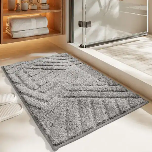 Großer grauer Badteppich mit geometrischem Muster für Badezimmer.