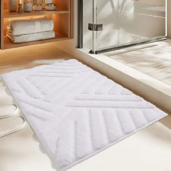 Großer weißer Badteppich mit geometrischem Muster für Badezimmer.