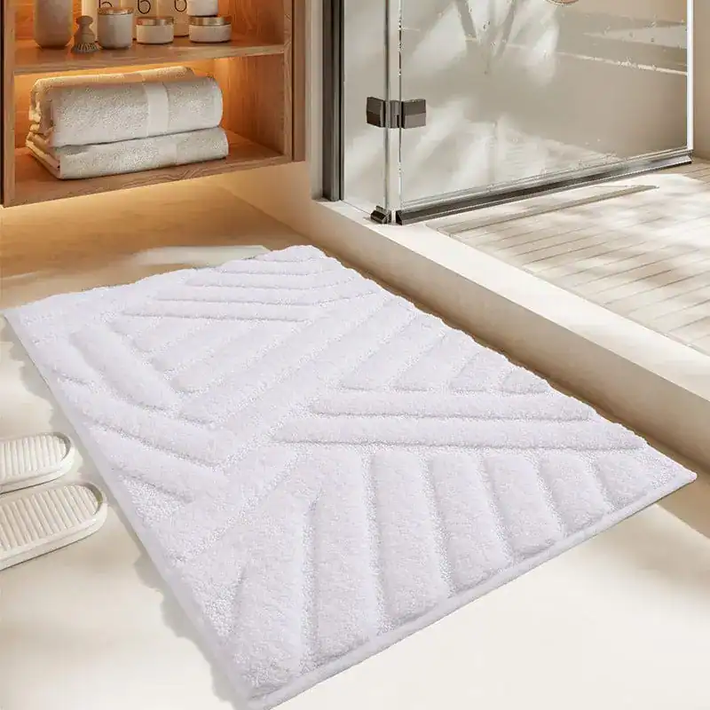 Großer weißer Badteppich mit geometrischem Muster für Badezimmer.