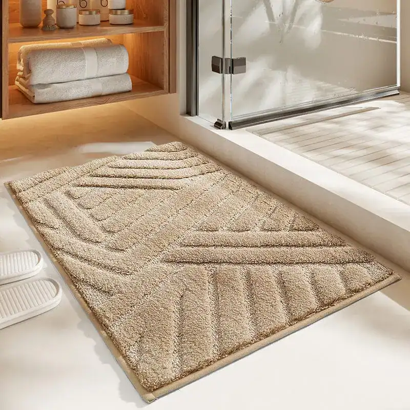 Großer Badteppich mit geometrischem Muster für Badezimmer, weich und rutschfest.