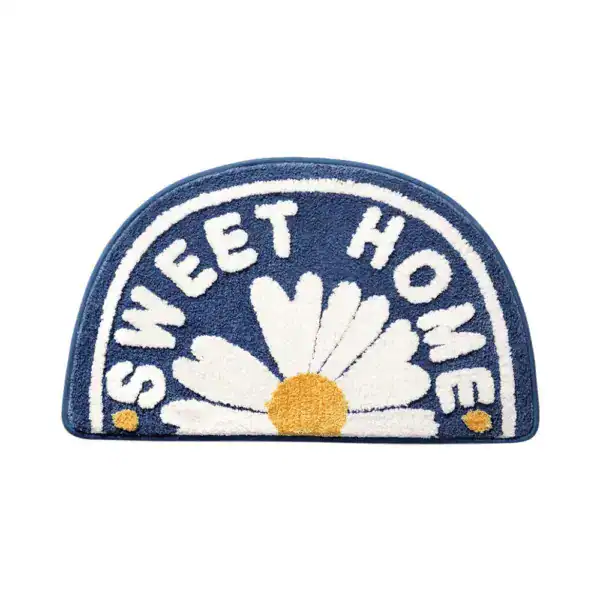 Halbkreis Badteppich mit 'Sweet Home' und Margerite-Motiv in Blau-Weiß.