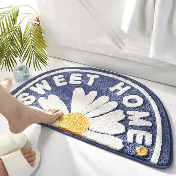Halbkreis Badteppich mit Daisy-Motiv und Aufschrift Sweet Home, ideal für Badezimmer.