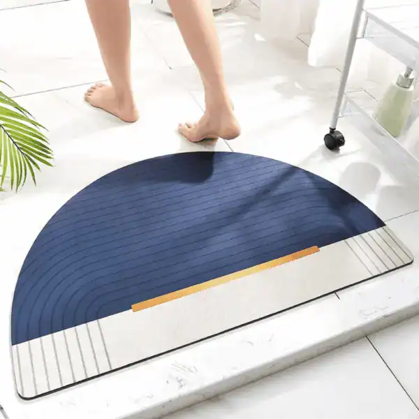 Halbrunder Badvorleger in Blau-Weiß mit goldenem Akzentstreifen, ideal für moderne Badezimmer.