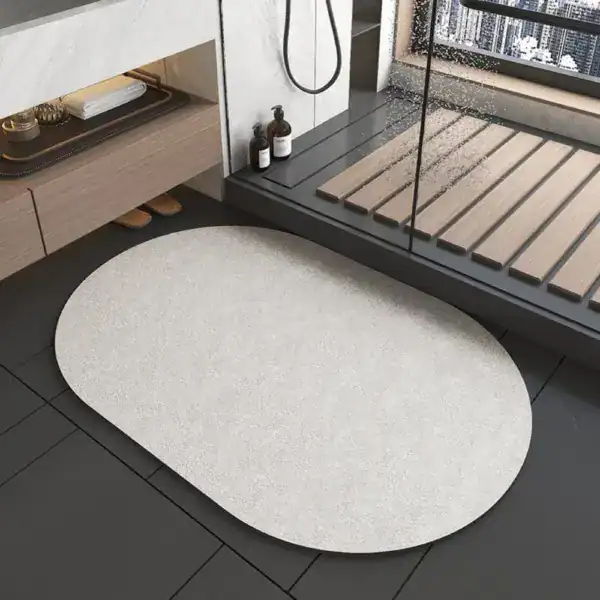 Japanische Badematte oval, hellgrau, modernes Badezimmer, Komfort und Stil.