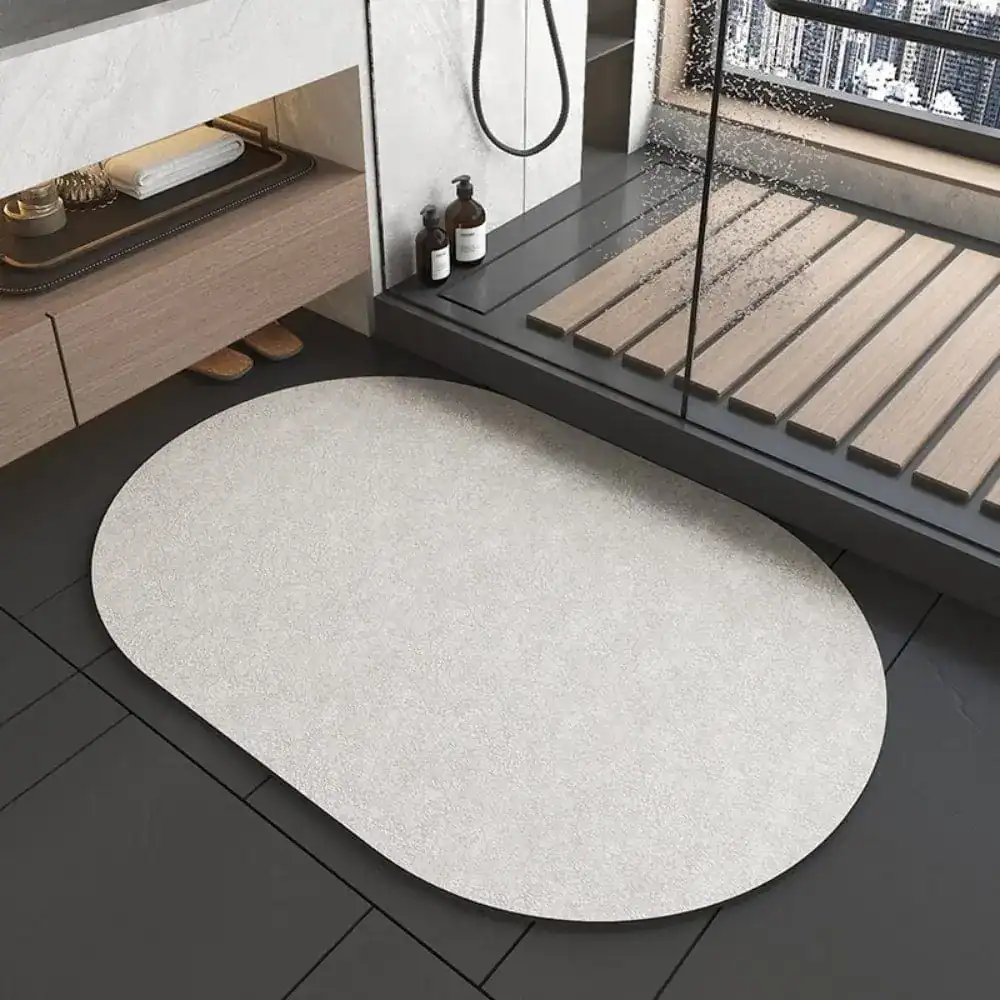 Japanische Badematte oval, hellgrau, modernes Badezimmer, Komfort und Stil.