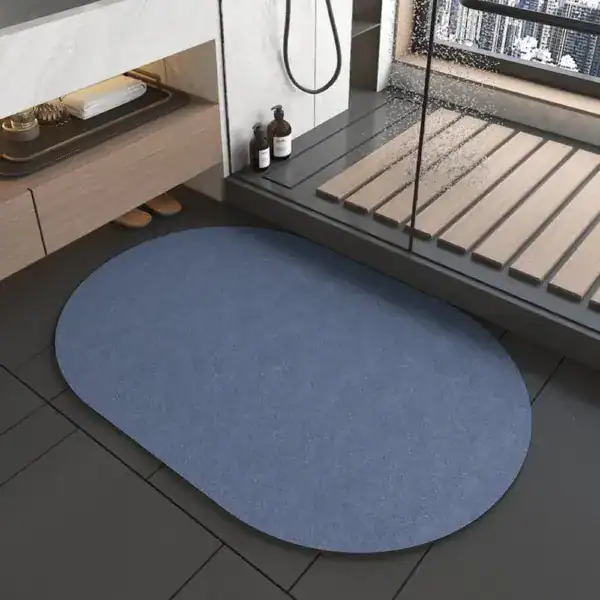 Japanische Badematte oval, blau, Anti-Rutsch, modernes Badezimmerdesign.