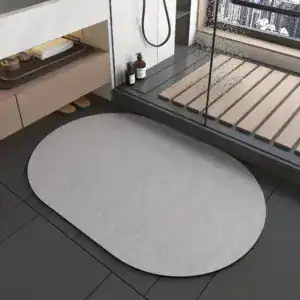 Japanische Badematte oval, grau, modernes Badezimmer mit Duschbereich.