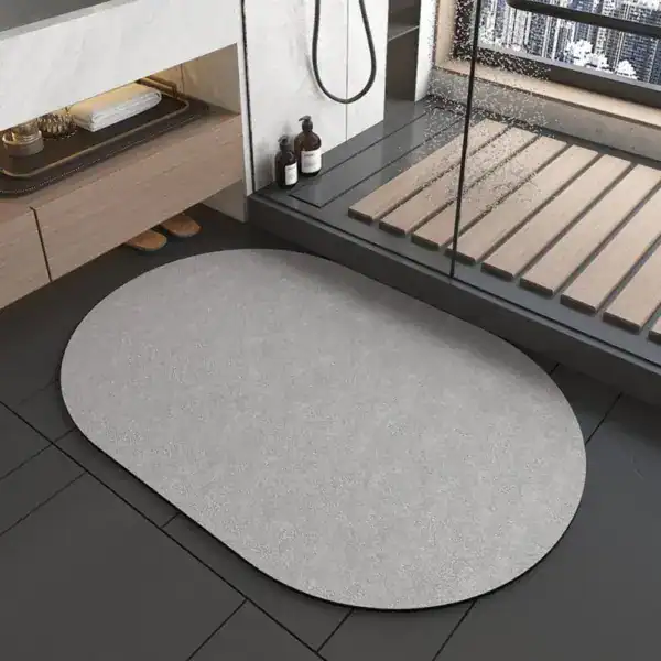 Japanische Badematte oval, grau, modernes Badezimmer mit Duschbereich.