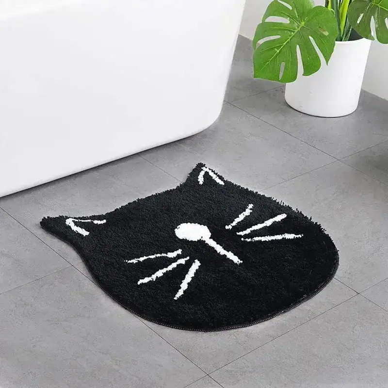 Schwarze Katzen-Badematte mit weißem Gesicht, stilvoll im Badezimmer.