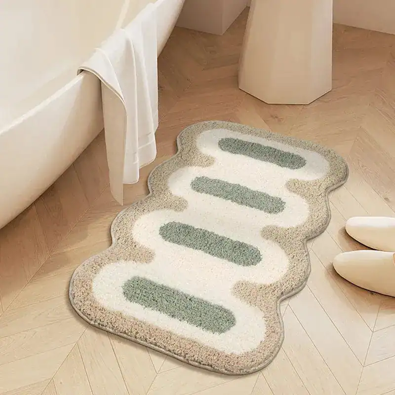Kleine Badematte mit wellenförmigem Design und grün-weißem Muster für moderne Badezimmer.