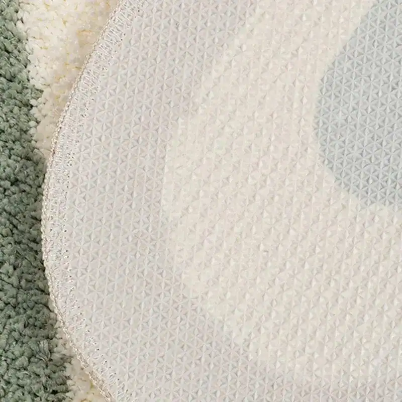 Kleine Badematte mit geometrischem Muster und weicher Textur für Komfort und Trocknung.