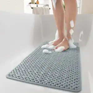 Kleine Duschmatte mit geflochtenem Muster, ideal für Badewanne und Dusche.