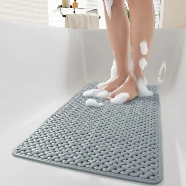Kleine Duschmatte mit geflochtenem Muster, ideal für Badewanne und Dusche.