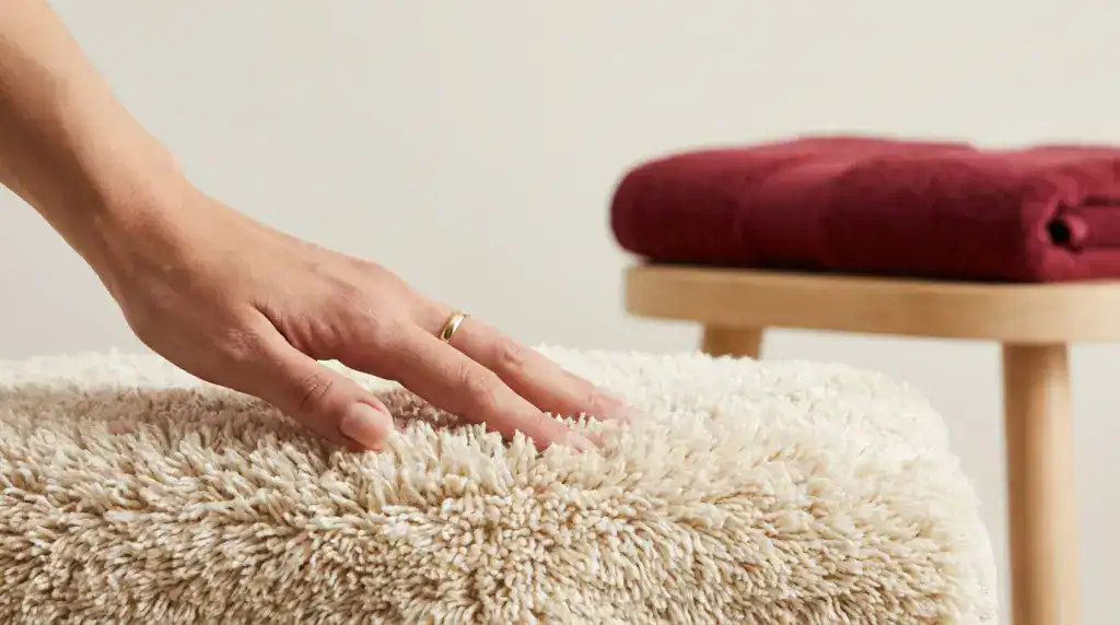 Badematte vor der Badewanne in einem hellen, gepflegten Badezimmer