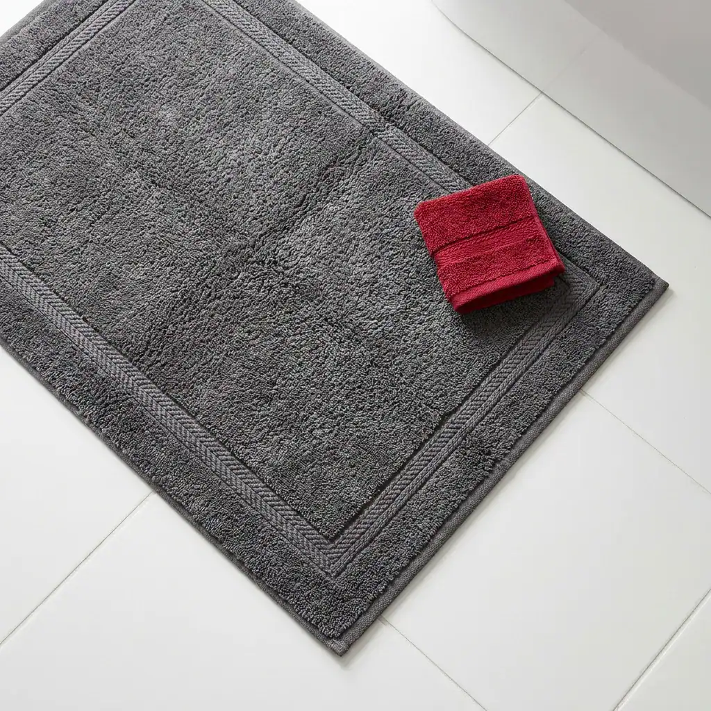 Badematte wird sicher verpackt für eine Lieferung in Deutschland vorbereitet