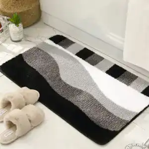 Grau-schwarzer Läufer Badezimmer mit Wellenmuster, Badematte vor Dusche.