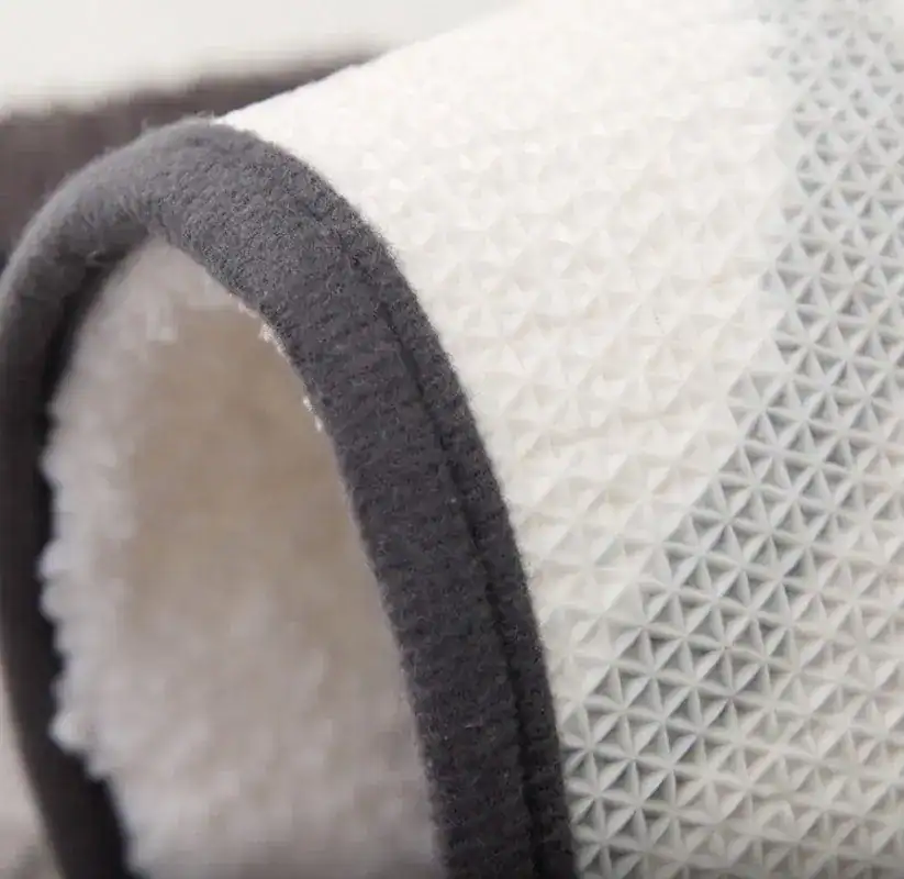 Komfort Badematte mit rutschfestem Dreiecksmuster und weicher Fleece-Unterseite.