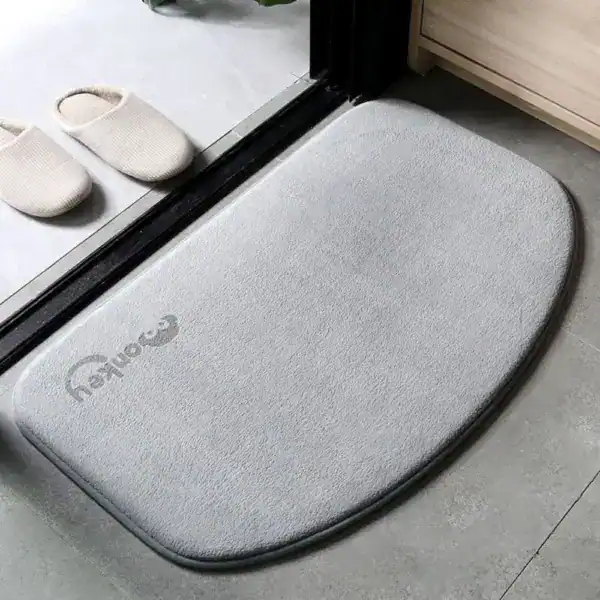 Mikrofaser Badematte grau mit Logo, für Badezimmer und Dusche.