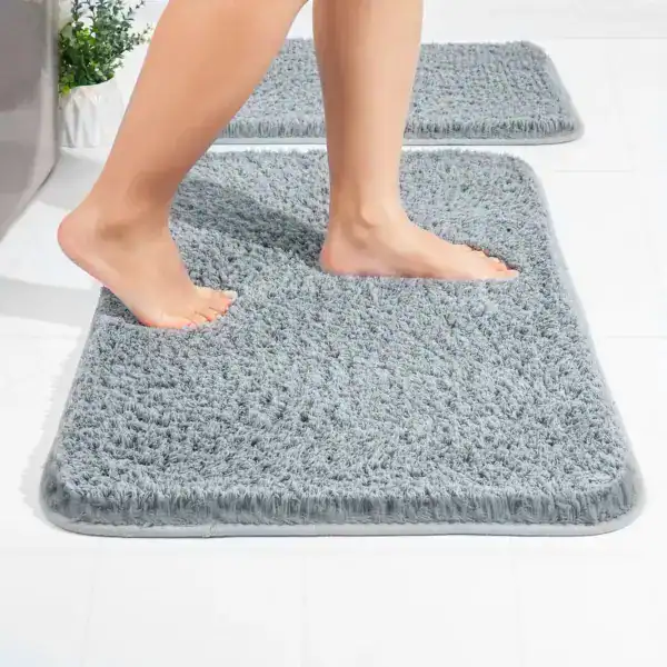 Mikrofaser Badteppich grau, weicher Fußbodenbelag für Badezimmer.