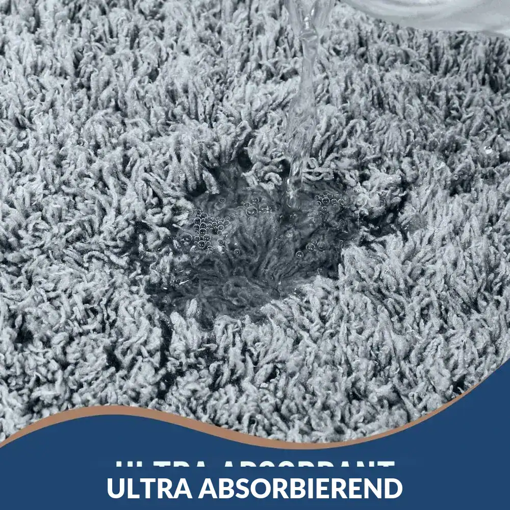 Mikrofaser Badteppich mit hoher Absorptionskraft, Wasser tropft auf weiche Oberfläche.