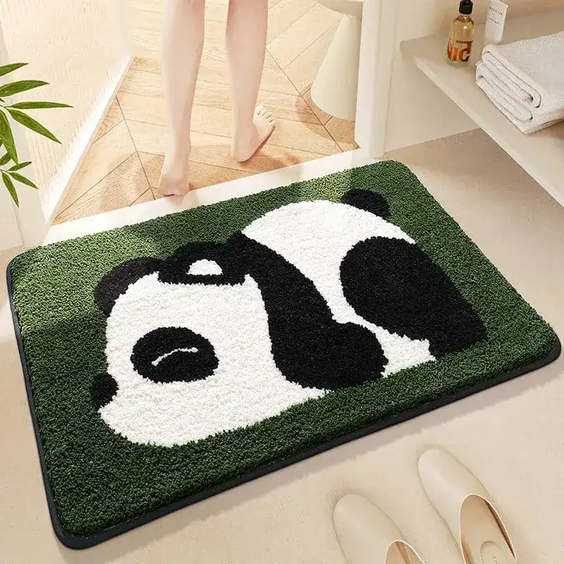 Panda Badezimmerteppich mit grünem Grashintergrund und weichem Hochflor für Komfort und Stil.