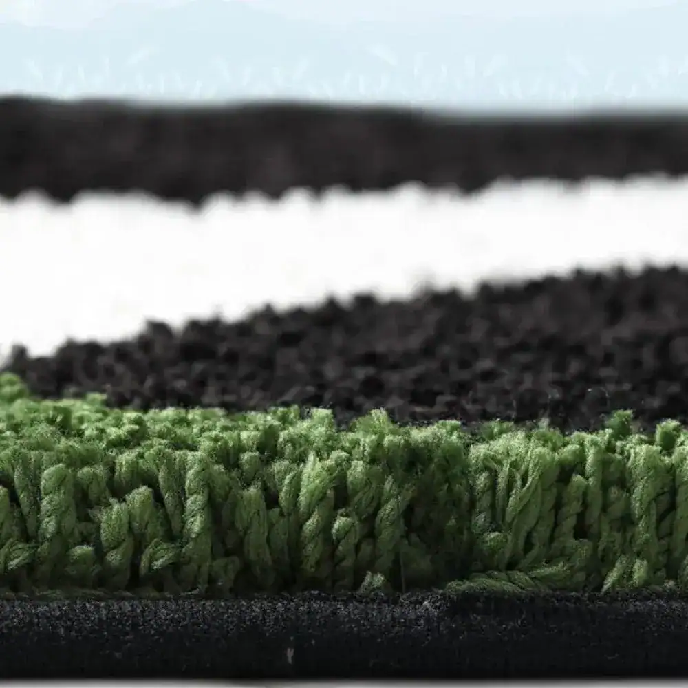 Panda Badezimmerteppich mit grün-schwarzer Streifenoptik und hochwertiger Textur.