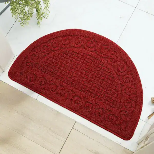 Roter Halbkreis-Badteppich mit Ornamenten für Badezimmer und Flur.