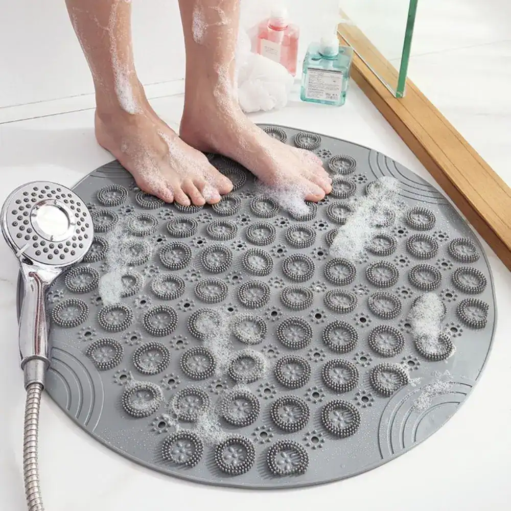 Runder Badezimmerteppich mit rutschfesten Noppen, ideal für Bad und Dusche.