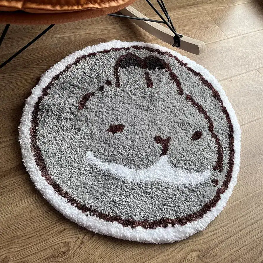 Runder Badteppich mit niedlichem Tiermotiv, weicher Hochflor-Textur für Komfort und Stil im Badezimmer.
